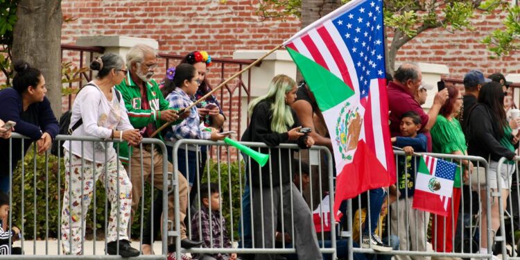 Así los mexicanos en California en el desfile de las Fiestas Patrias