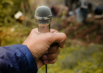 Micrófono. Periodistas. Medios de comunicación. Medios Públicos