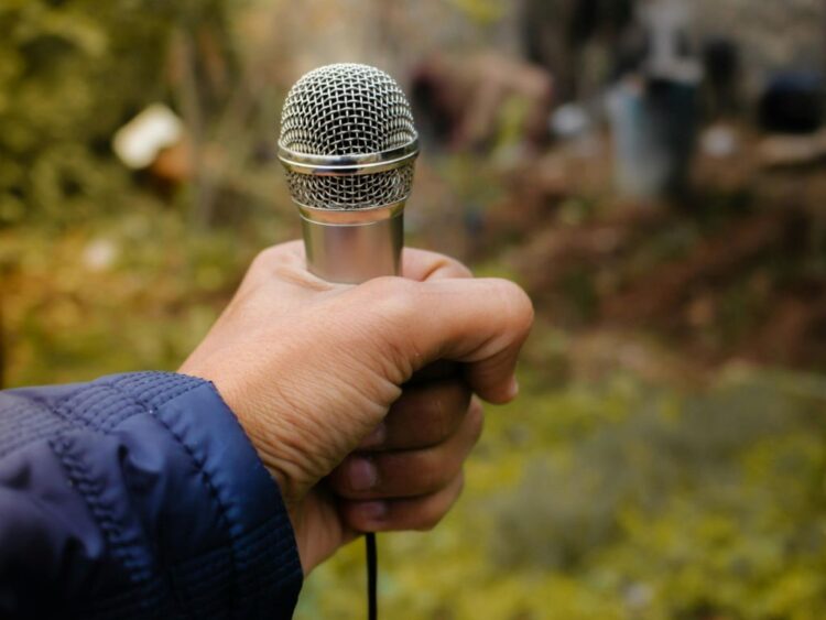 Micrófono. Periodistas. Medios de comunicación. Medios Públicos