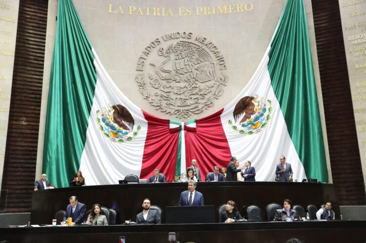 Ricardo Monreal impulsa iniciativa para proteger a consumidores de servicios digitales