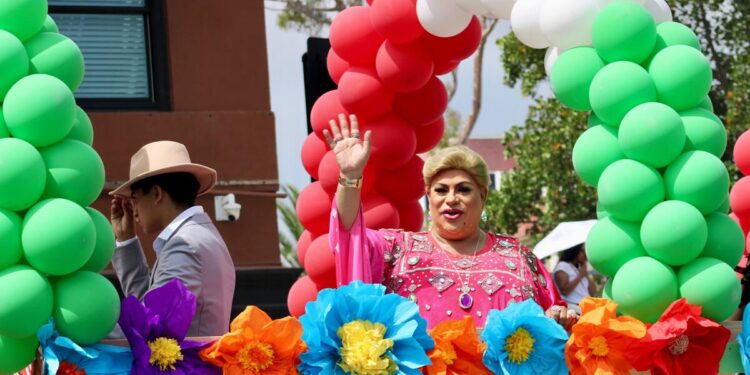 Así los mexicanos en California en el desfile de las Fiestas Patrias