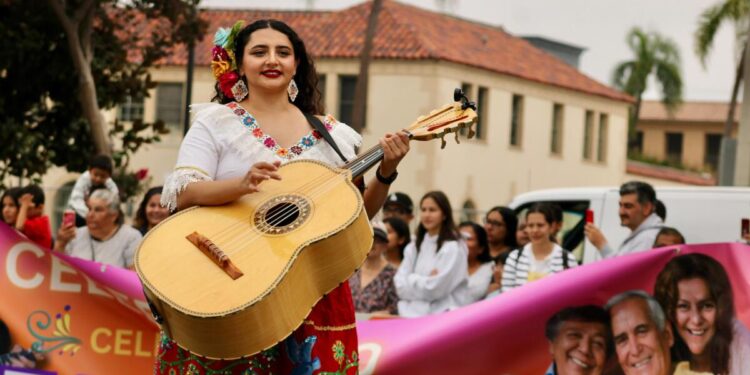 Así los mexicanos en California en el desfile de las Fiestas Patrias