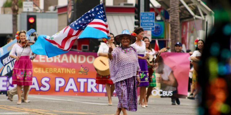 Así los mexicanos en California en el desfile de las Fiestas Patrias
