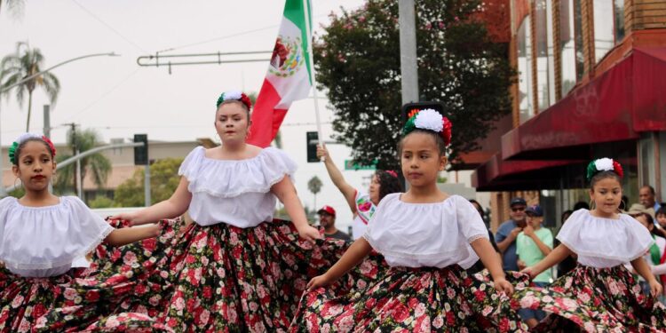 Así los mexicanos en California en el desfile de las Fiestas Patrias
