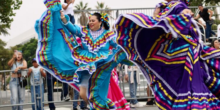 Así los mexicanos en California en el desfile de las Fiestas Patrias