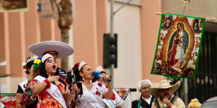 Así los mexicanos en California en el desfile de las Fiestas Patrias