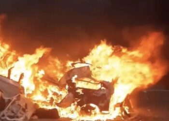 Percance con incendio entre un tráiler, un automóvil particular y una combi de transporte colectivo en la carretera Mérida-Campeche deja 15 muertos. Foto Especial