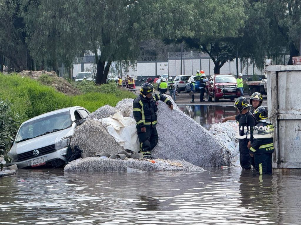 Personal de Protección Civil atiende la emergencia. AMEXI
