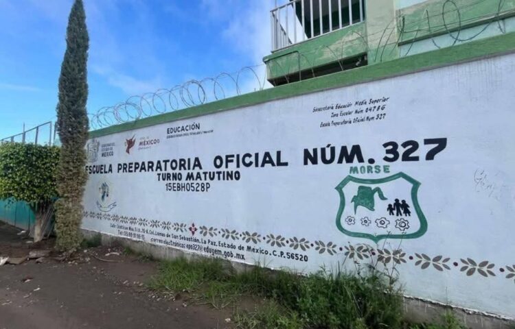 Preparatoria Oficial No. 327 en el Estado de México, donde trabajaba un profesor que murió en la explosión de una pipa de gas en Iztapalapa. Foto Especial