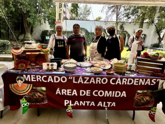 Integrantes del mercado “Lázaro Cárdenas” en el primer Festival del Caldo Tlalpeño en la Alcaldía Tlalpan. | AMEXI/FOTO: Lila Pérez