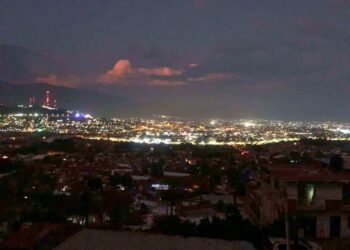 Recurrentes los apagones en Oaxaca. En la foto, uno que en 2022 afectó a múltiples colonias de la capital oaxaqueña. AMEXI