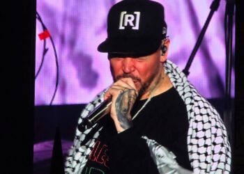 “¡Palestina Libre!”: Residente levanta la voz en el Zócalo y comparte escenario con niños refugiados de Gaza (Video)
