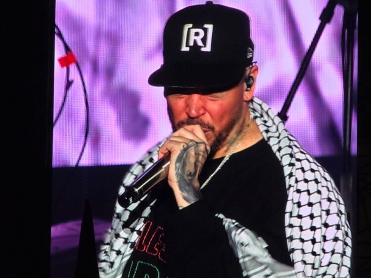 “¡Palestina Libre!”: Residente levanta la voz en el Zócalo y comparte escenario con niños refugiados de Gaza (Video)