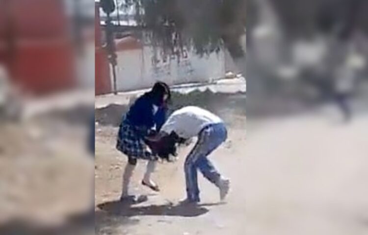 Riña entre estudiantes de secundaria en Tehuacán, Edomex, ocurrida en 2023. Foto Especial