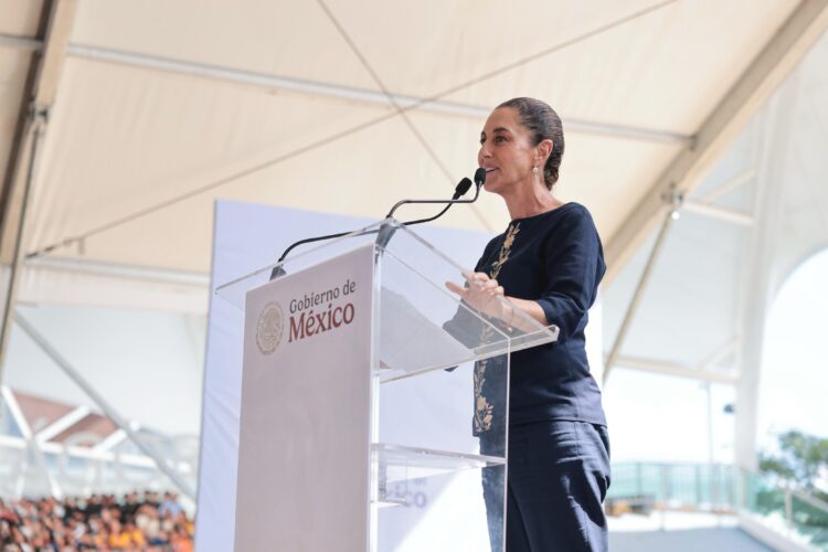 Claudia Sheinbaum pidió respeto a los asistentes quienes abuchearon al gobernador de Jalisco, Pablo Lemus.