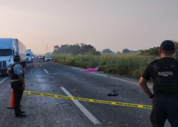 Tragedia en la autopista La Tinaja-Cosamaloapan, donde dos personas quedaron calcinadas tras explotar vehículo con pirotecnia. Foto Especial
