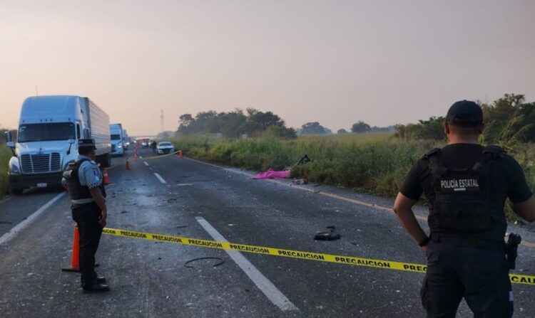 Tragedia en la autopista La Tinaja-Cosamaloapan, donde dos personas quedaron calcinadas tras explotar vehículo con pirotecnia. Foto Especial