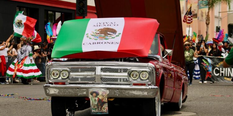 Así los mexicanos en California en el desfile de las Fiestas Patrias