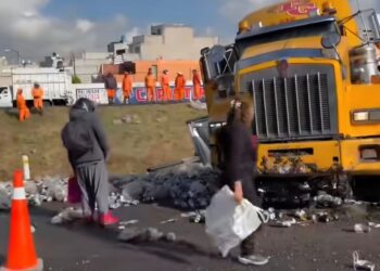 Volcadura de tráiler con cerveza en la Ecatepec-Pirámides desata rapiña. Foto Especial