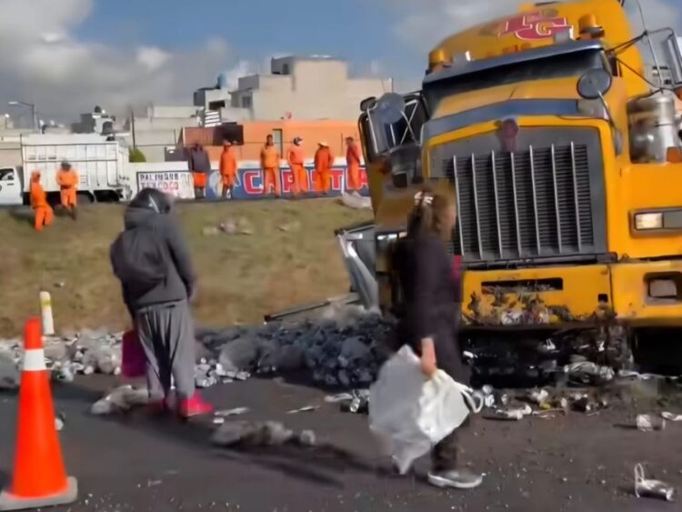 Volcadura de tráiler con cerveza en la Ecatepec-Pirámides desata rapiña. Foto Especial