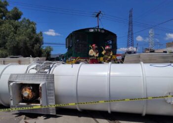 Vuelca pipa al intentar ganarle el paso a tren en Vía Morelos, en Ecatepec