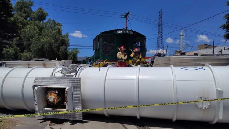 Vuelca pipa al intentar ganarle el paso a tren en Vía Morelos, en Ecatepec