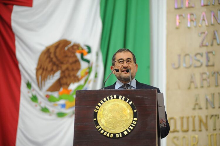 César Cravioto entrega a Congreso CDMX Primer Informe de Clara Brugada