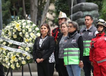 Homenaje a víctimas de sismos de 1985 y 2017 en Plaza de la Solidaridad, donde estuvo el Hotel Regis