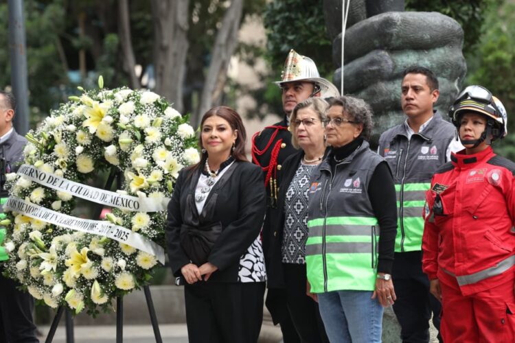 Homenaje a víctimas de sismos de 1985 y 2017 en Plaza de la Solidaridad, donde estuvo el Hotel Regis