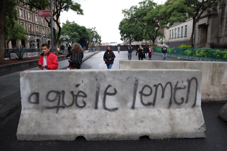 La Plaza de la Constitución, en el Centro Histórico de la Ciudad de México, permanece cercada. AMEXI/Foto: La Isabela