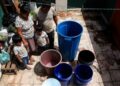 En Ixtapaluca llenar un par de cubetas con agua se ha convertido en un acto de supervivencia. El agua llega apenas seis horas a la semana.