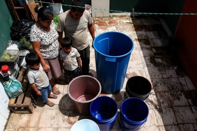 En Ixtapaluca llenar un par de cubetas con agua se ha convertido en un acto de supervivencia. El agua llega apenas seis horas a la semana.