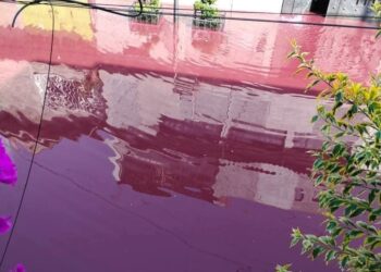 Agua roja en Nezahualcóyotl causa alarma vecinal