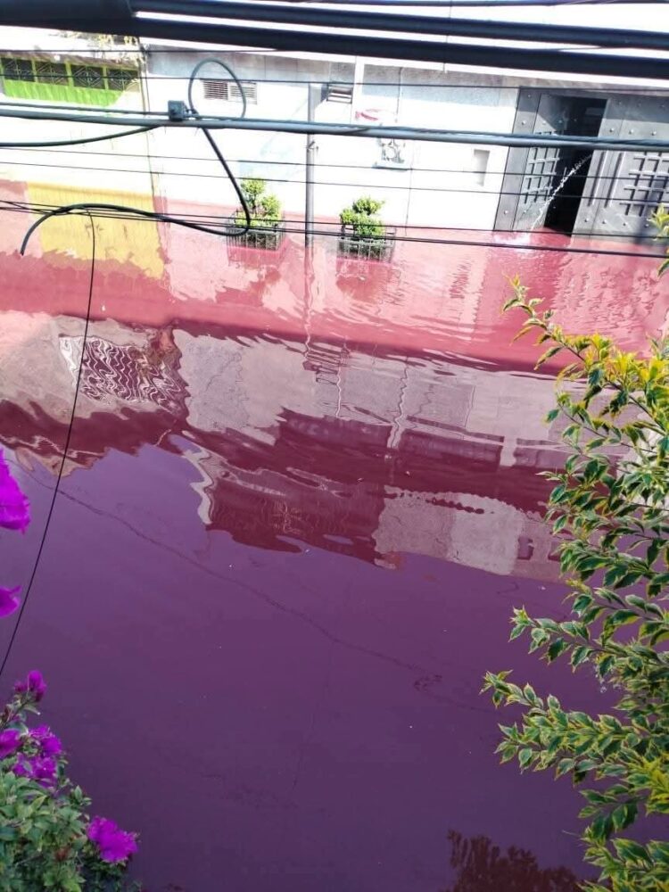Agua roja en Nezahualcóyotl causa alarma vecinal