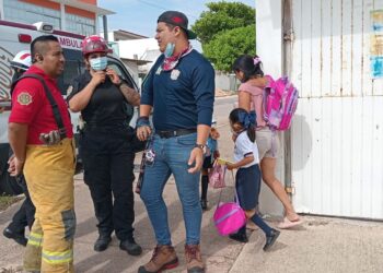 En Coatzacoalcos, Veracruz informan que en la mañana de este lunes se presentó una nueva contingencia ambiental en Villa Allende, cuando un penetrante olor a amoniaco obligó a desalojar a estudiantes