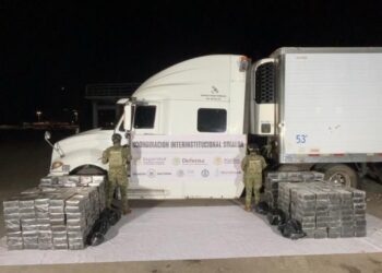 Autoridades federales aseguraron en Mazatlán, Sinaloa, un cargamento de metanfetaminas con un peso aproximado de 1.5 toneladas.