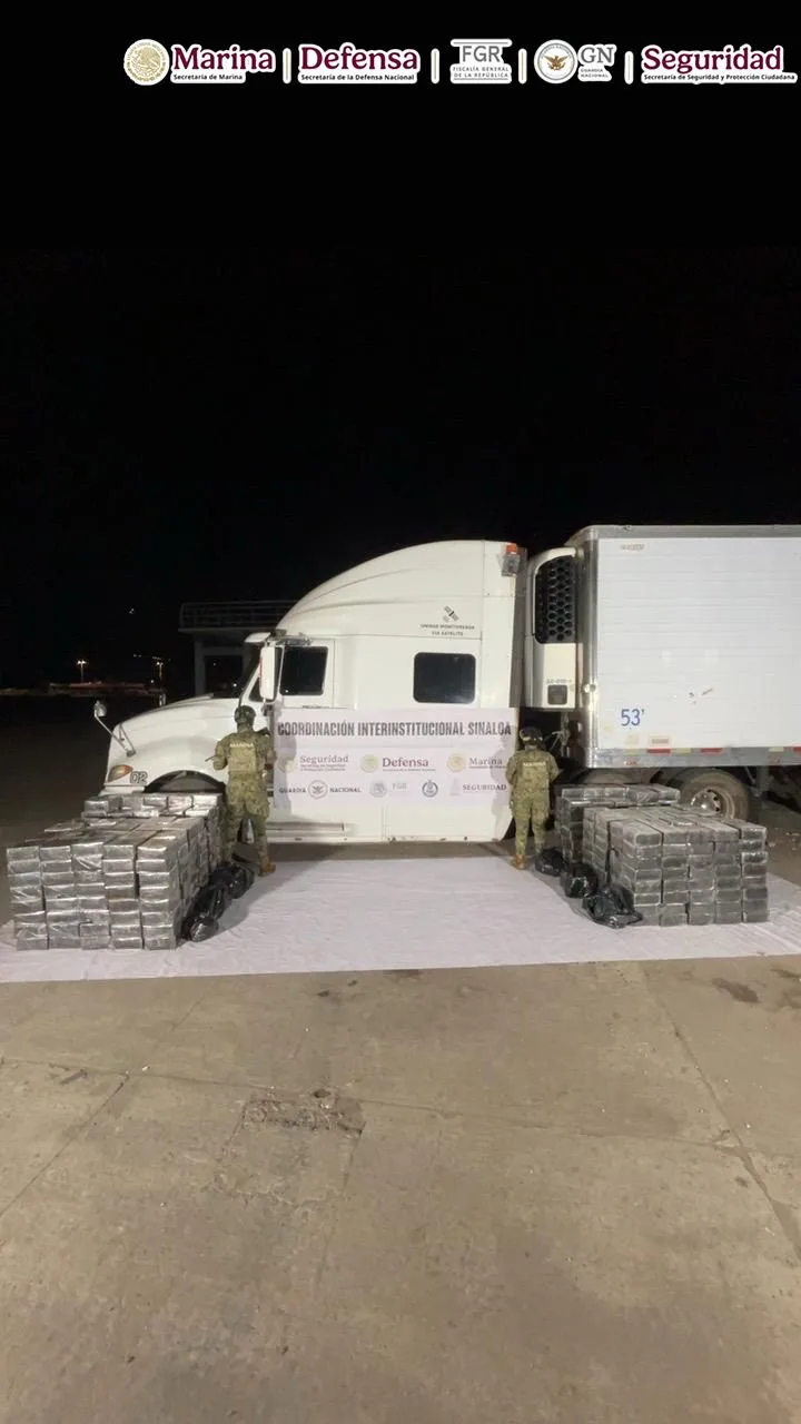 Autoridades federales aseguraron en Mazatlán, Sinaloa, un cargamento de metanfetaminas con un peso aproximado de 1.5 toneladas.