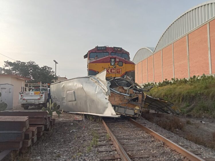 Un fuerte choque entre un autobús de pasajeros y un tren de carga en la entrada del municipio en Atlacomulco deja nueve personas fallecidas.