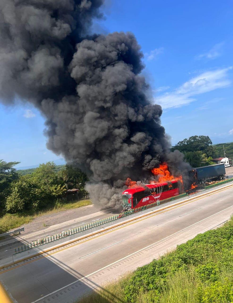 Al menos 12 personas lograron salvar la vida tras incendiarse y calcinarse un autobús de pasajeros de la línea ADO.