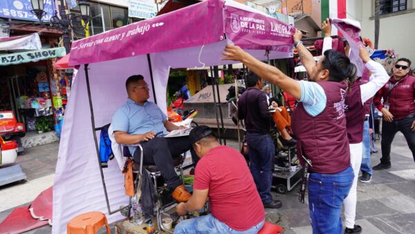 Boleros de La Paz, Edomex reciben como apoyo del gobierno municipal lonas nuevas para cubrir sus sillas de bolear.