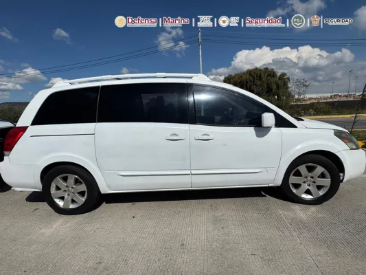 Los agentes ubicaron una camioneta blanca sin placas de circulación, donde pretendían huir los delincuentes