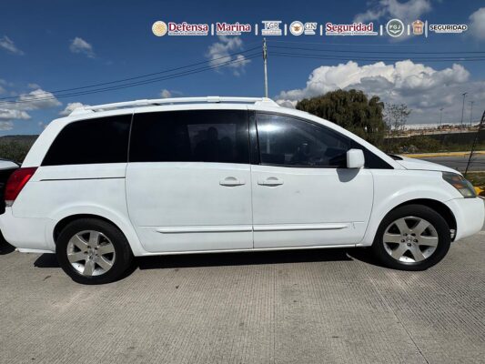 Los agentes ubicaron una camioneta blanca sin placas de circulación, donde pretendían huir los delincuentes