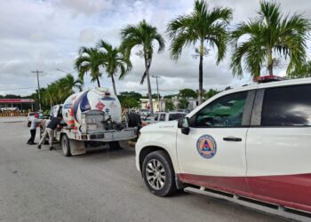 En Cancún conductores irresponsables de una pipa repleta de gas L.P. la abandonaron en plena vía pública, al presentar una fuga.