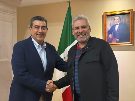 El comisionado del INM, Sergio Salomón sostuvo un encuentro con el gobernador de Michoacán, Alfredo Ramírez Bedolla, a quien agradeció el respaldo institucional