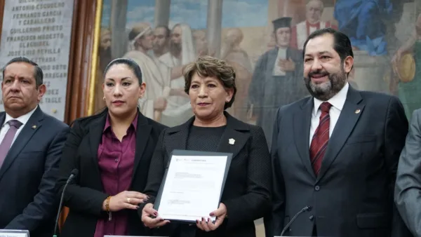 Legisladores del Estado de México reciben el documento del segundo informe de Delfina Gómez, impreso y electrónico.