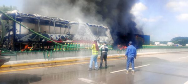 Paramédicos de la Cruz Roja arribaron el sitio y confirmaron que no hubo víctimas por el accidente.