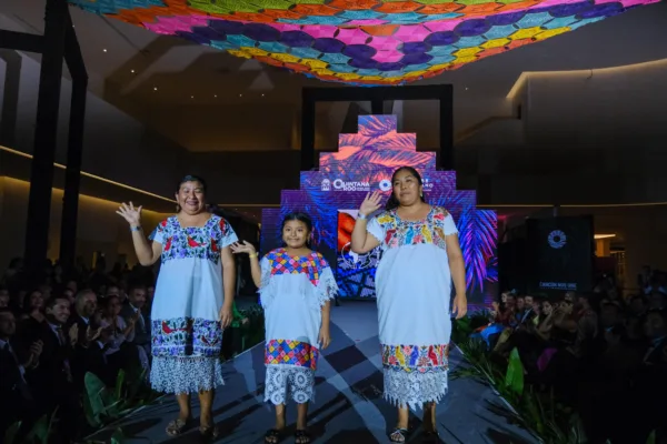 Mara Lezama, gobernadora de Quintana Roo explicó que esta labor artesanal es de origen milenario y ha pasado de generación en generación, tanto en técnica como en colorido y estilos.