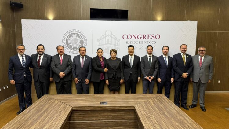 La gobernadora del Edomex, Delfina Gómez Álvarez entregó de manera personal a la LXII Legislatura local su segundo informe de gobierno