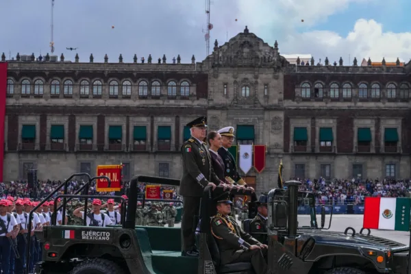 el titular de la Semar  recordó que la Armada está integrada por mujeres y hombres que cada día refrendan su compromiso con México desde el mar, el aire y la tierra.