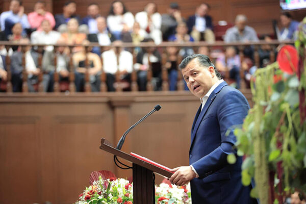 El diputado del PRI, Guillermo Valencia pone el dedo en la llaga al exponerle al gobernador sobre el tema de seguridad.